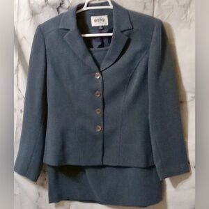 Kasper 12 petite Teal 2 piece suit.  EUC with jacket and skirt.
